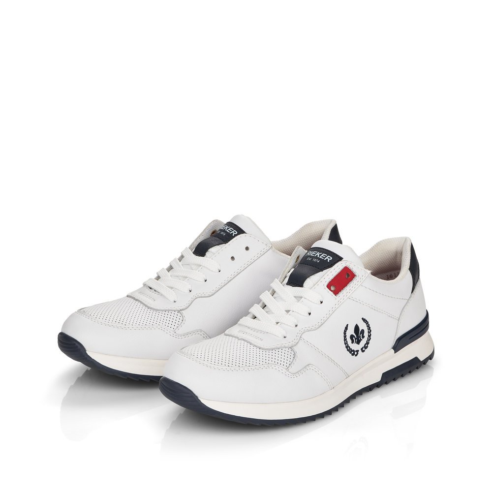 Weiße Rieker Herren Sneaker Low 16135-80 mit Schnürung sowie Logo an der Seite. Schuhpaar seitlich schräg.