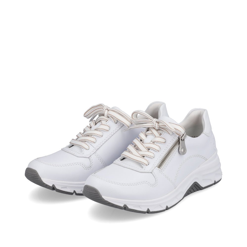 Weiße Rieker Damen Sneaker Low 48134-81 mit Reißverschluss sowie Komfortweite G. Schuhpaar seitlich schräg.