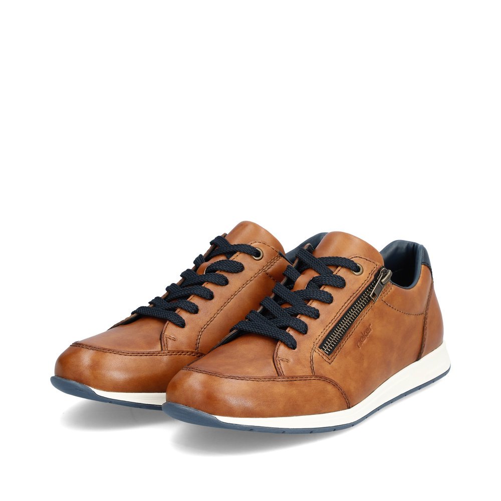 Nussbraune Rieker Herren Sneaker Low 11903-24 mit einem Reißverschluss. Schuhpaar seitlich schräg.
