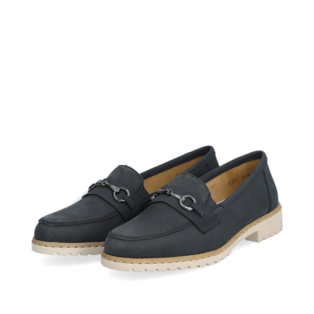 Blaue Rieker Damen Loafer 51860-14 mit Elastikeinsatz sowie dekorativer Schnalle. Schuhpaar seitlich schräg.