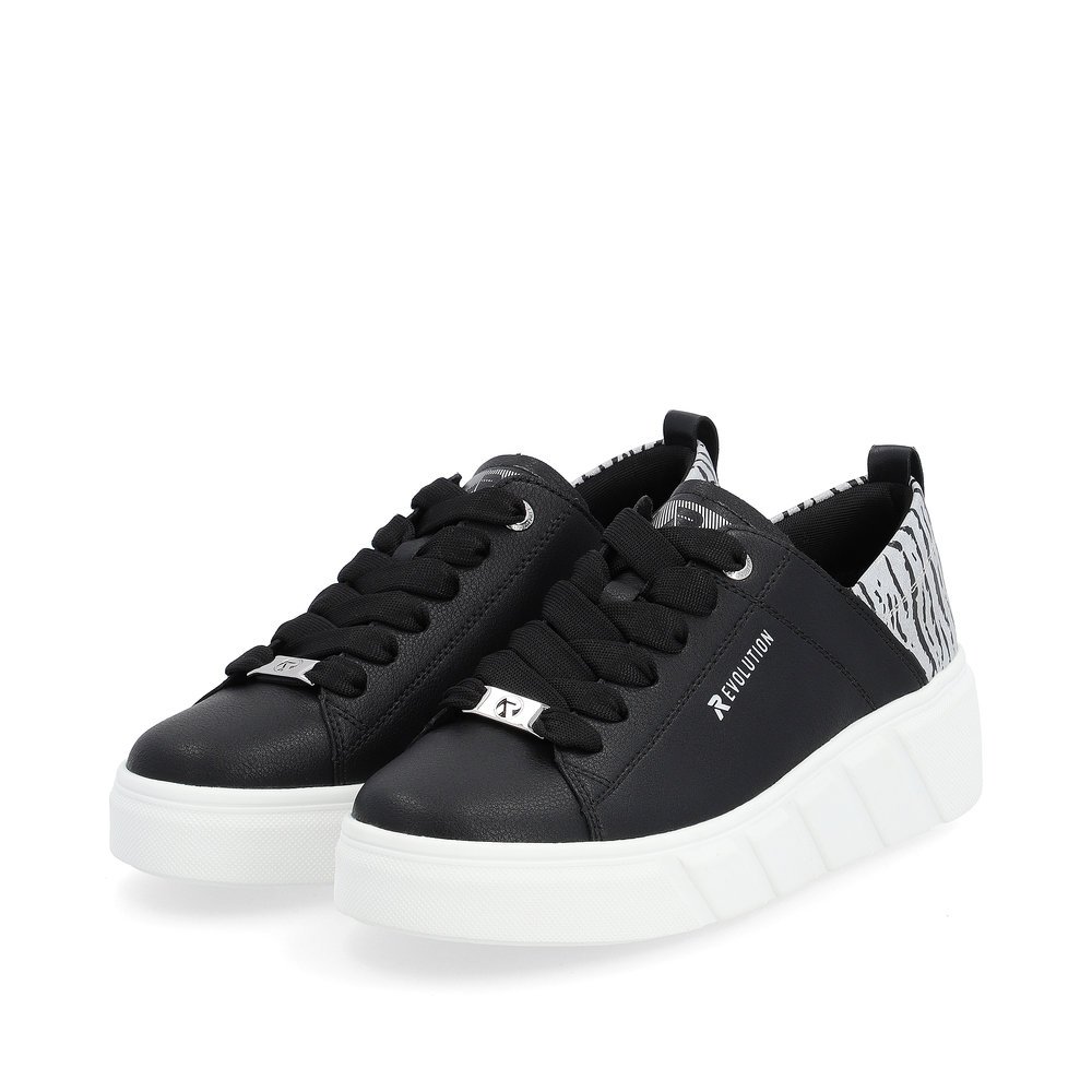 Schwarze Rieker Damen Sneaker Low W0502-02 mit einer ultra leichten Sohle. Schuhpaar seitlich schräg.