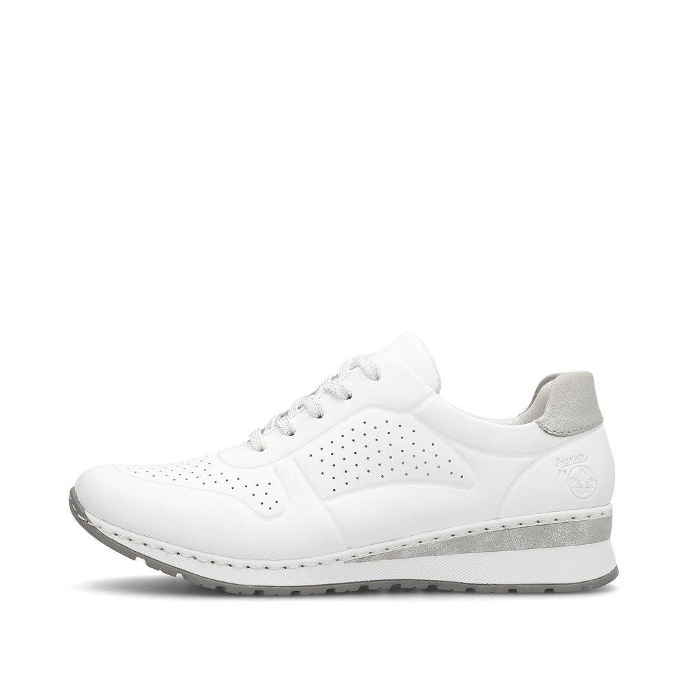 Weiße Rieker Damen Sneaker Low 54402-80 mit Schnürung sowie Löcheroptik. Schuh Außenseite.