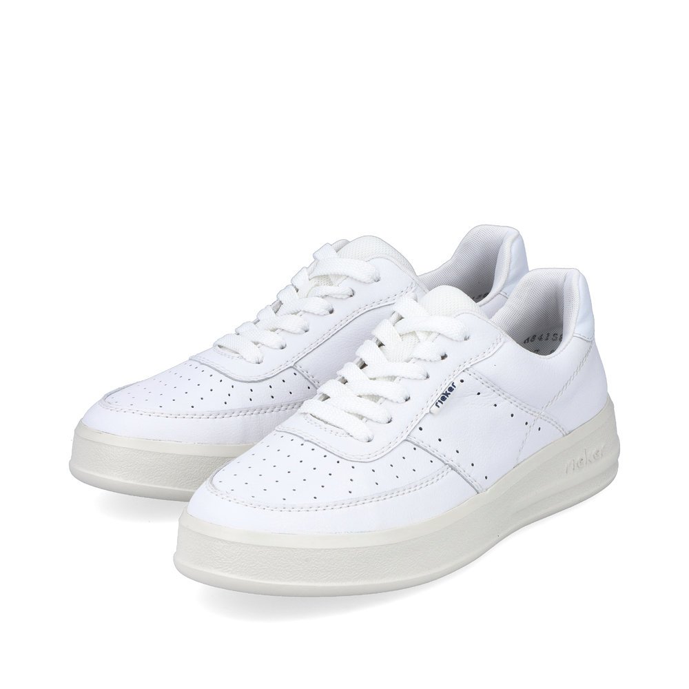 White Rieker women´s low-top sneakers M8415-80 with lacing as well as padded insole. Shoes laterally.