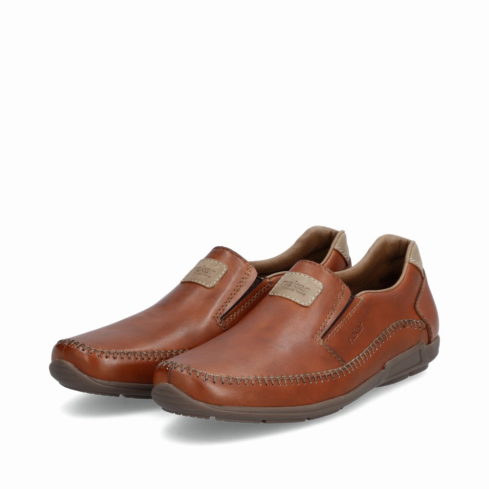 Rieker chaussons marron hommes 09053-24 avec un insert élastique. Chaussures inclinée sur le côté.
