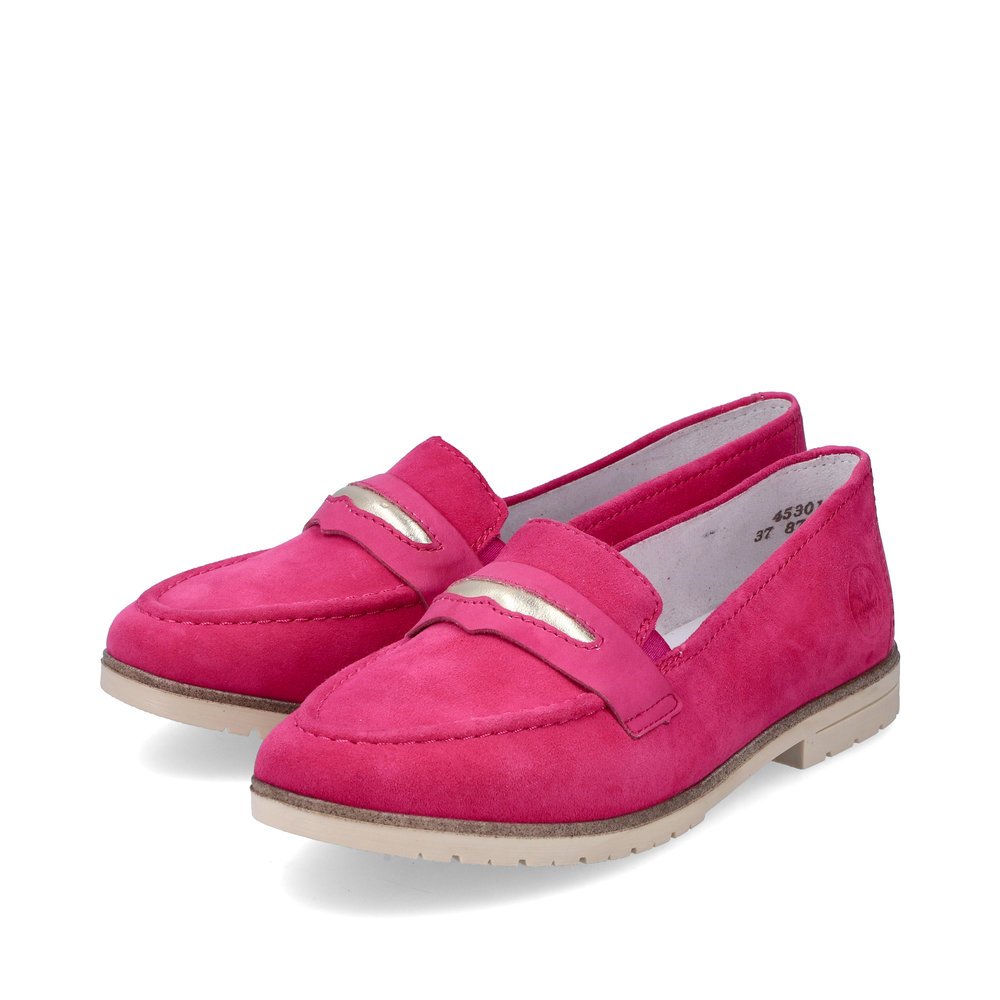 Rieker mocassins roses femmes 45301-31 avec un insert élastique. Chaussures inclinée sur le côté.