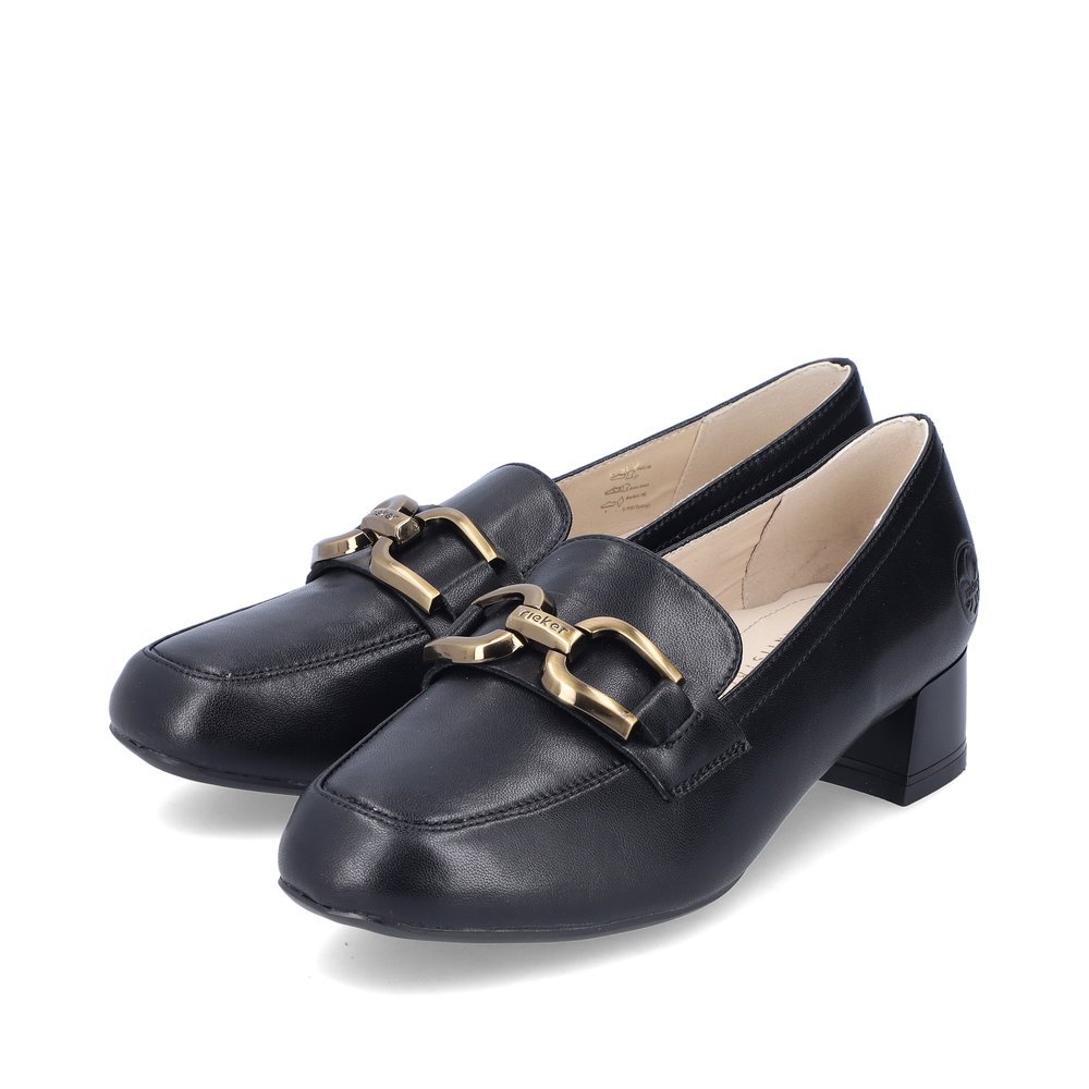 Schwarze Rieker Damen Loafer 45052-00 mit goldenem Accessoire. Schuhpaar seitlich schräg.