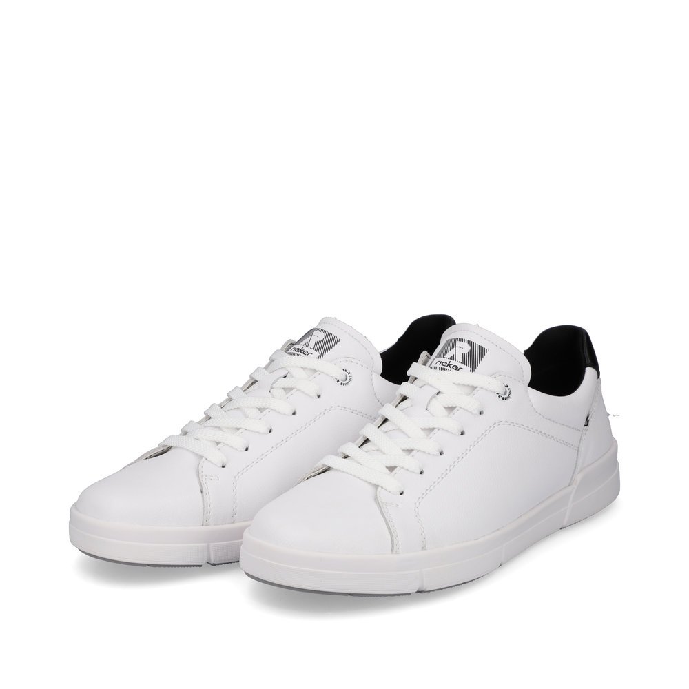 Weiße Rieker Herren Sneaker Low 07102-80 mit flexibler und super leichter Sohle. Schuhpaar seitlich schräg.