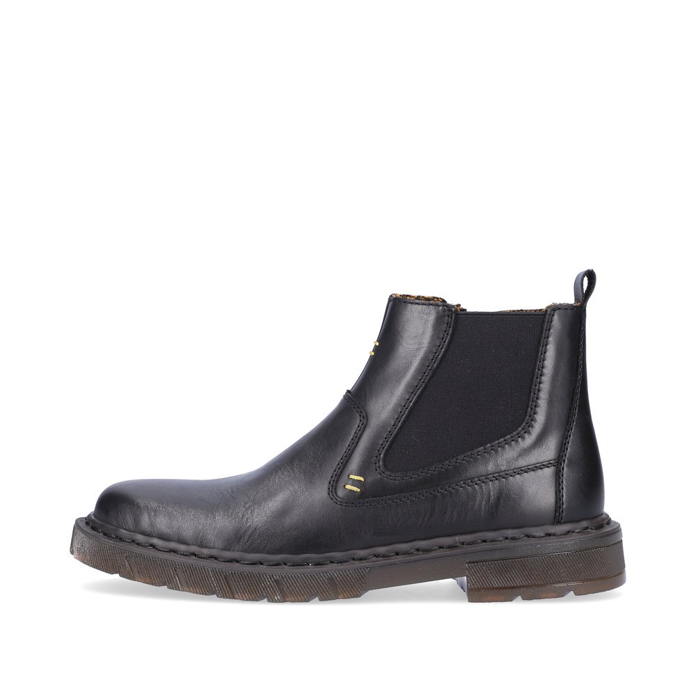 Jet black Rieker men´s Chelsea boots 31662-00 with zipper as well as profile sole. The outside of the shoe