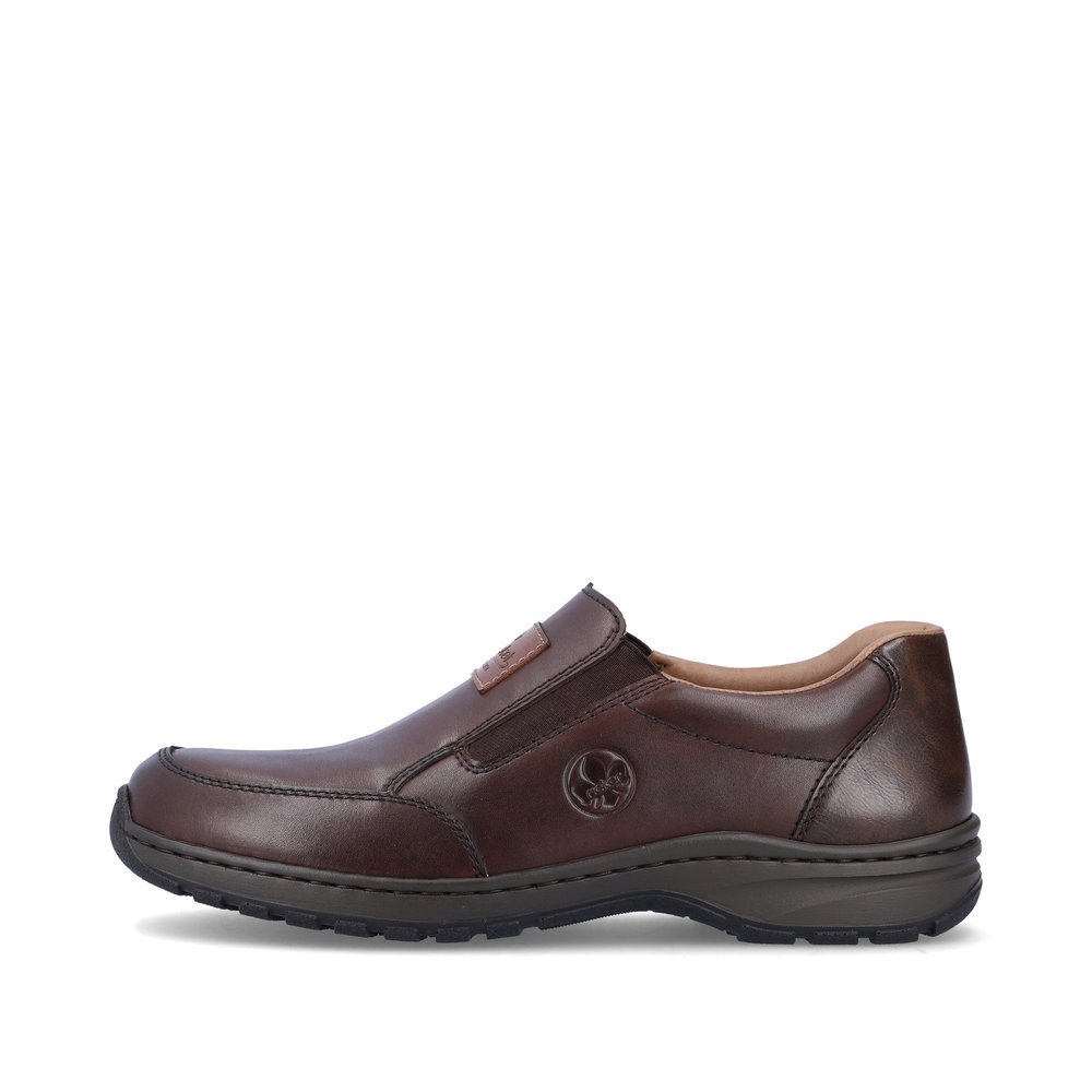 Brown Rieker men´s slippers 03354-29 with elastic insert as well as embossed logo. Outside of the shoe.
