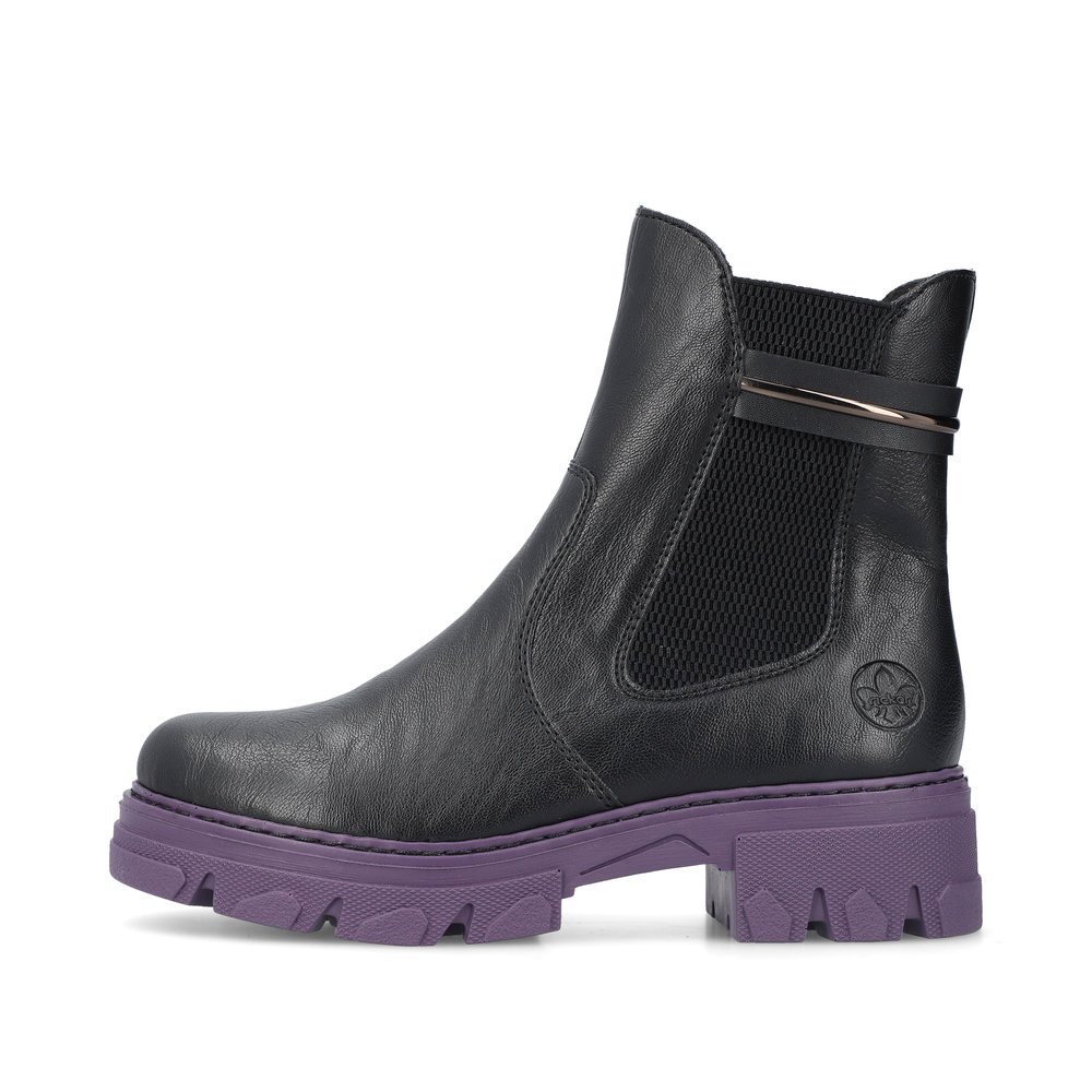 Night black Rieker women´s biker boots 74690-00 with shock-absorbing platform sole. The outside of the shoe