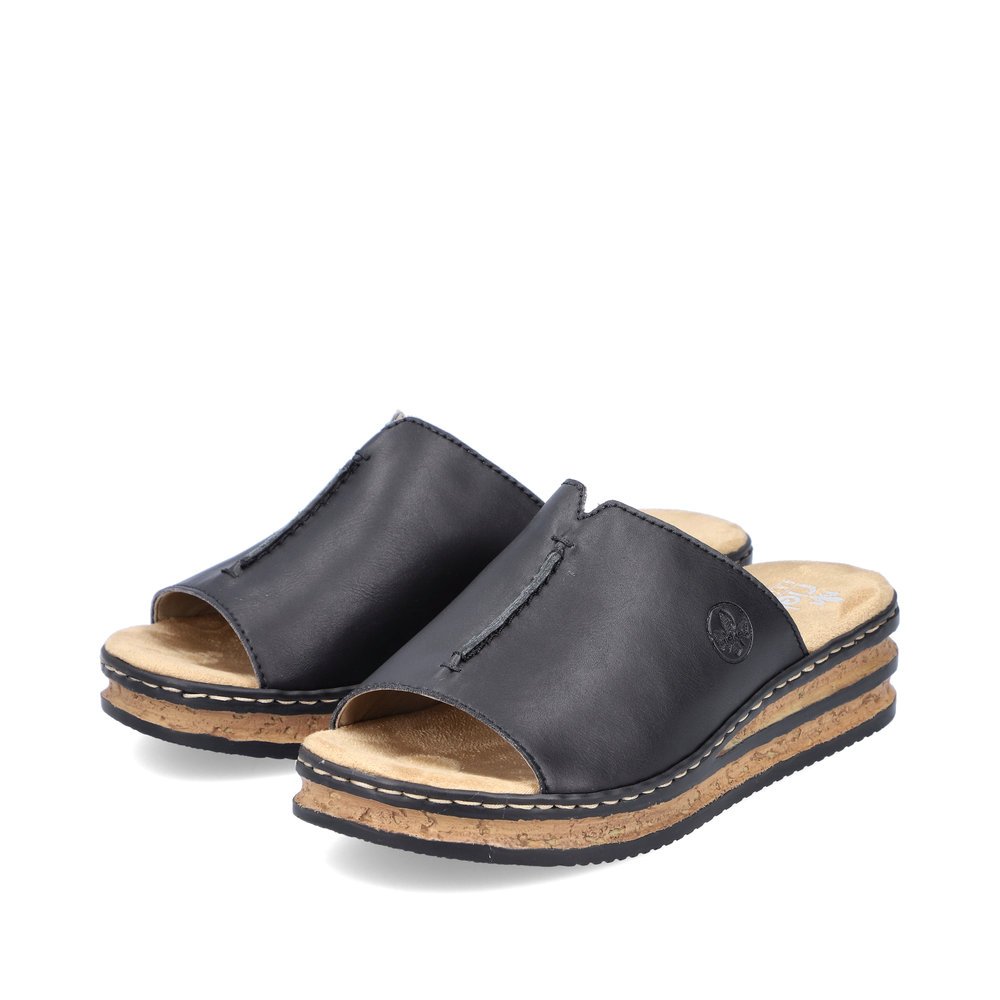 Night black Rieker women´s mules 629M9-00 with the slim fit E 1/2. Shoes laterally.
