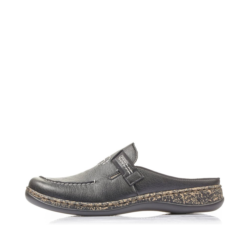 Schwarze Rieker Damen Clogs 46393-00 mit einem Elastikeinsatz sowie Ziernähten. Schuh Außenseite.