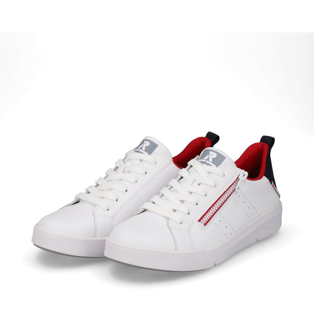 Rieker baskets basses blanches femmes 41906-80 avec une semelle flexible. Chaussures inclinée sur le côté.
