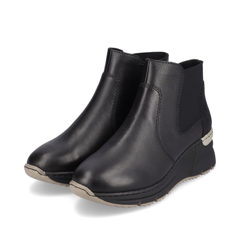 Jet black Rieker women´s Chelsea boots N6355-00 with zipper as well as a wedge heel. Shoe laterally