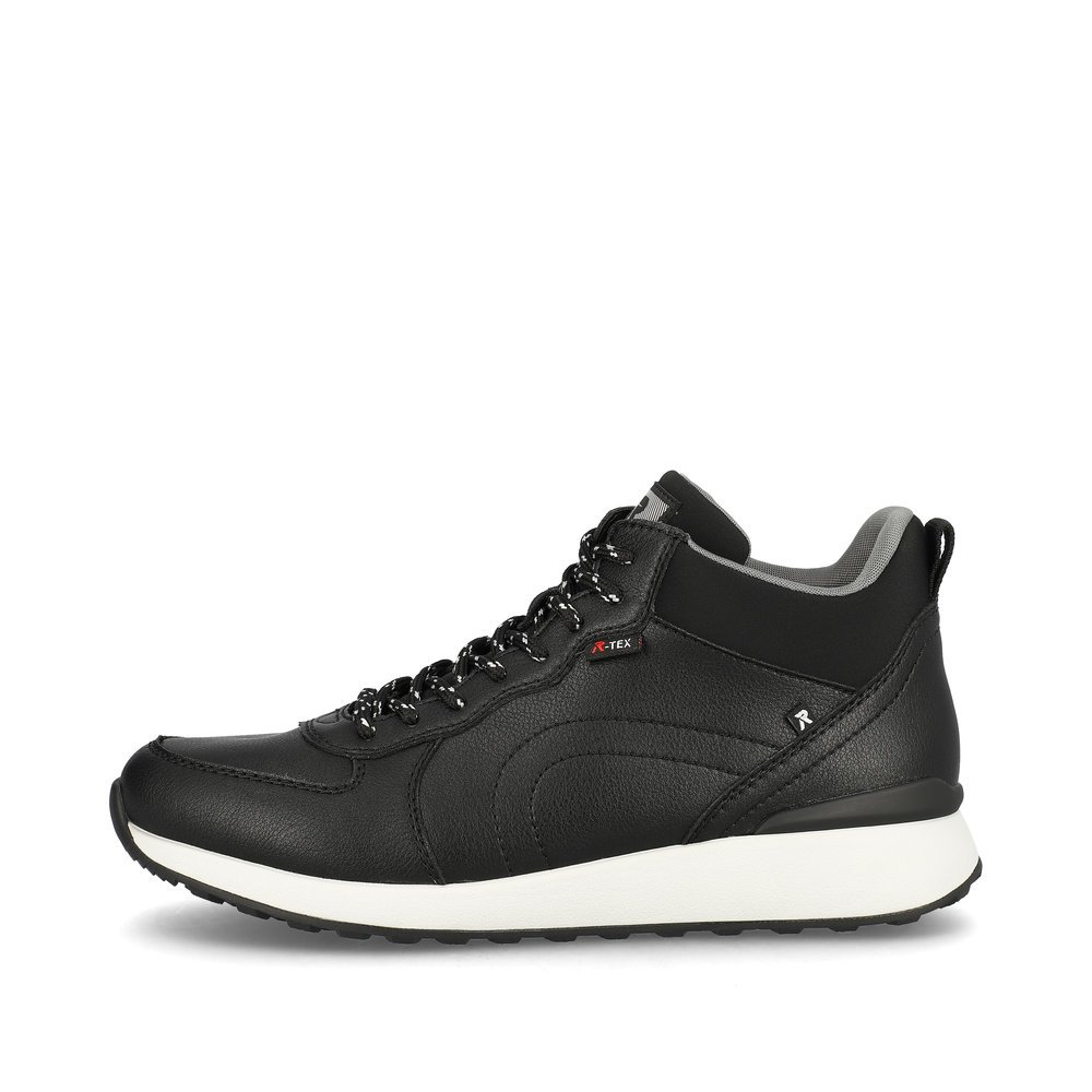 Black Rieker EVOLUTION men´s sneakers 07660-00 with flexible and super light sole. The outside of the shoe