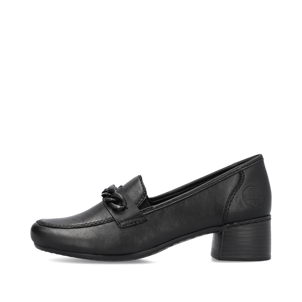 Schwarze Rieker Damen Loafer 41660-00 mit Elastikeinsatz sowie stylischer Kette. Schuh Außenseite.