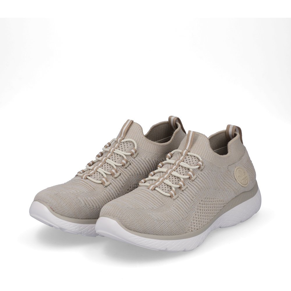 Light beige vegan Rieker women´s slippers M5074-64 with an ultra light sole. Shoes laterally.