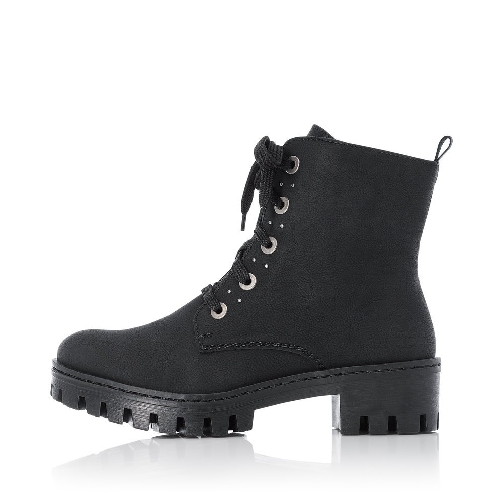 Jet black Rieker women´s biker boots 75700-01 with robust profile sole. The outside of the shoe