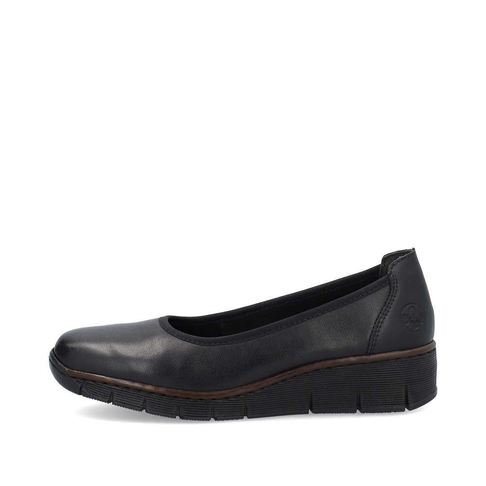 Jet black Rieker women´s ballerinas 53755-00 with light sole with wedge heel. The outside of the shoe