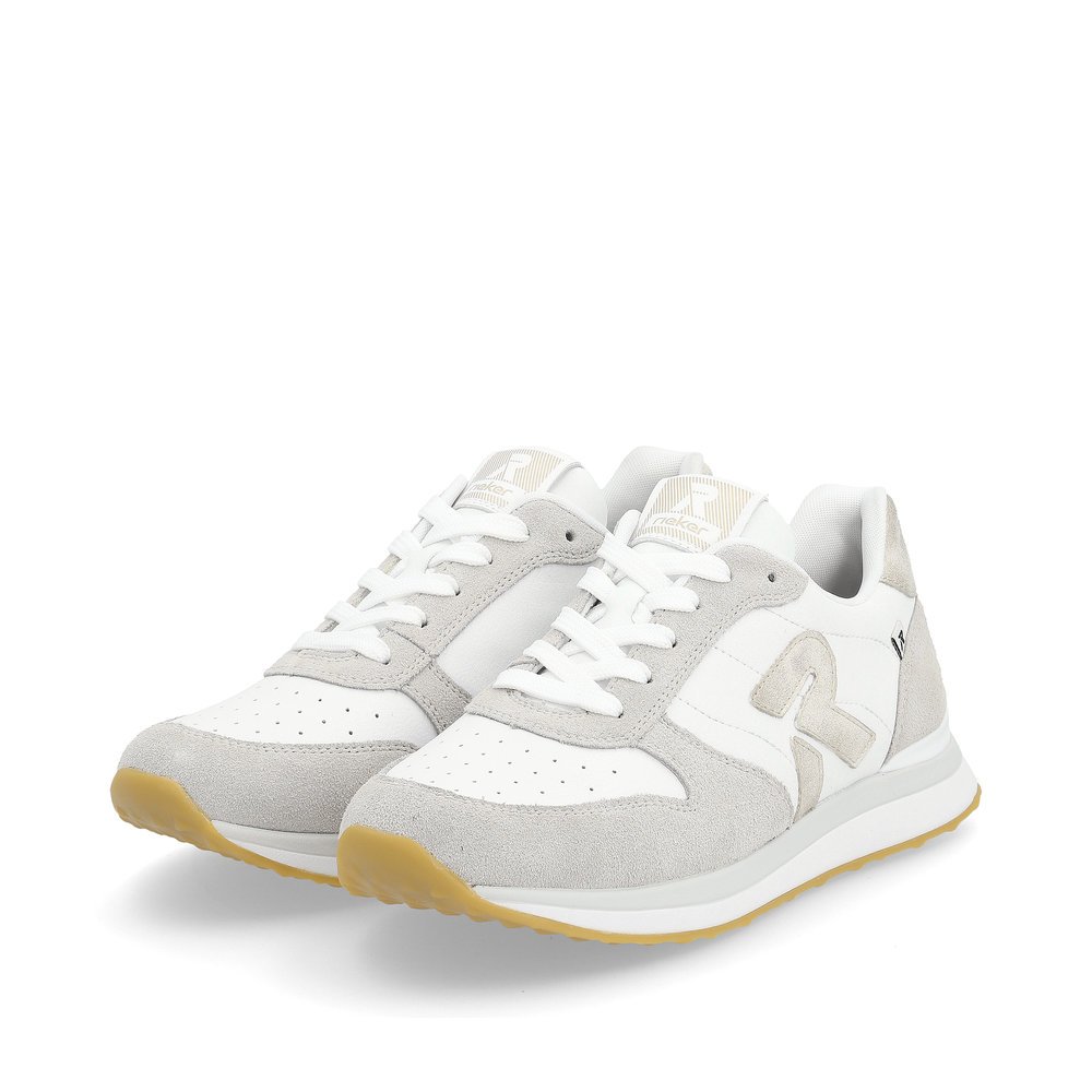 Weiße Rieker Damen Sneaker Low 42501-81 mit super leichter und flexibler Sohle. Schuhpaar seitlich schräg.