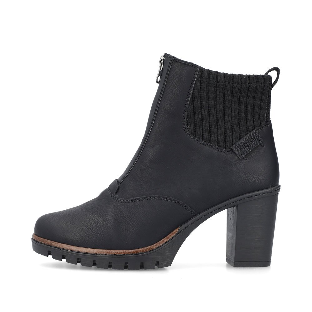 Jet black Rieker women´s ankle boots Y2550-00 with zipper as well as a block heel. The outside of the shoe