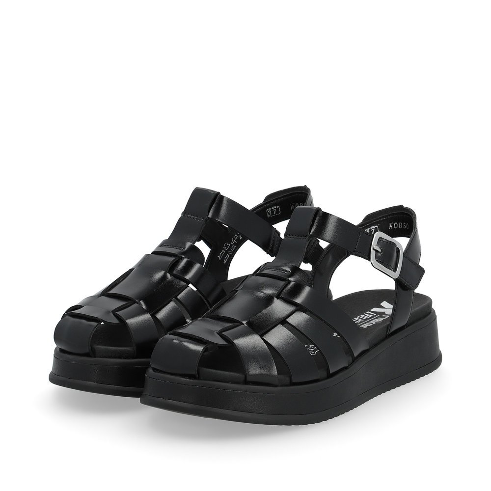 Rieker sandales à lanières noires femmes W0850-00 avec semelle à plateau. Chaussures inclinée sur le côté.