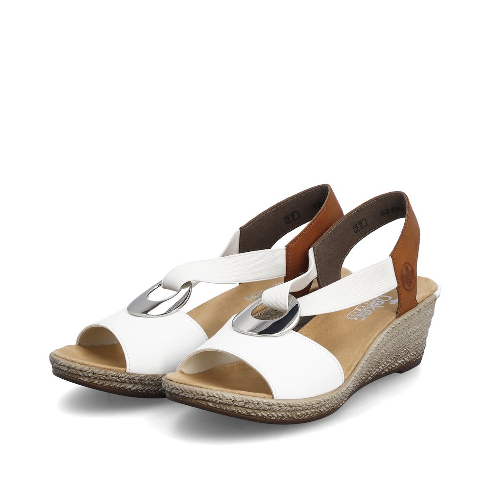 Rieker sandales compensées blanches femmes 624H6-81 avec insert élastique. Chaussures inclinée sur le côté.