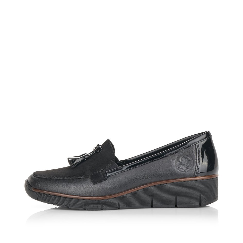 Glossy black Rieker women´s loafers 53771-00 with light sole with wedge heel. The outside of the shoe