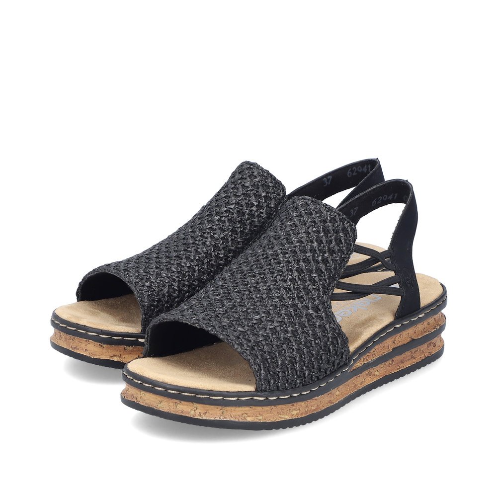 Rieker sandales compensées noires femmes 62941-00 avec insert élastique. Chaussures inclinée sur le côté.