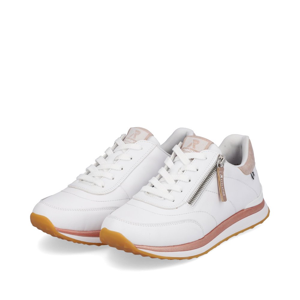 Weiße Rieker Damen Sneaker Low 42505-80 mit super leichter und flexibler Sohle. Schuhpaar seitlich schräg.
