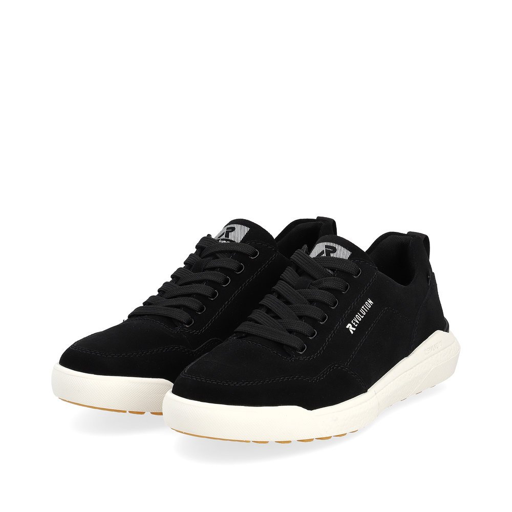 Black Rieker men´s low-top sneakers U1101-00 with a super light and flexible sole. Shoes laterally.