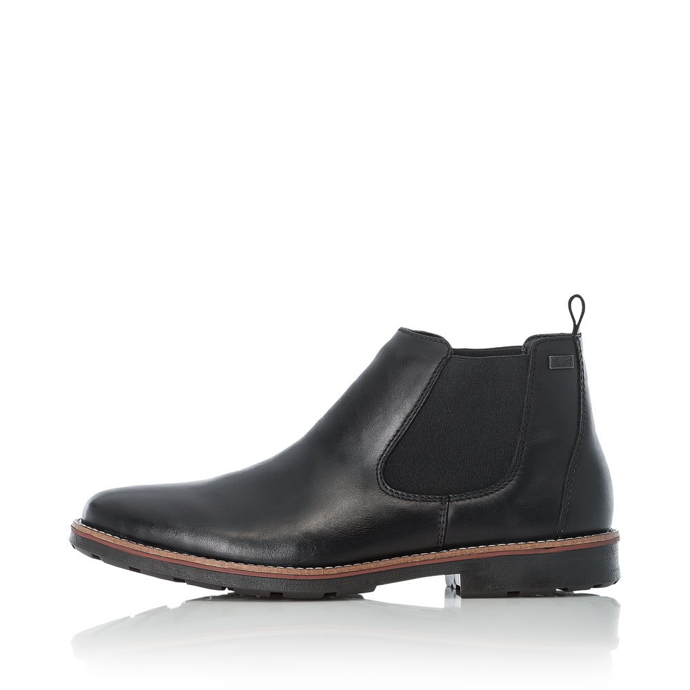 Graphite black Rieker men´s Chelsea boots 35382-00 with robust profile sole. The outside of the shoe