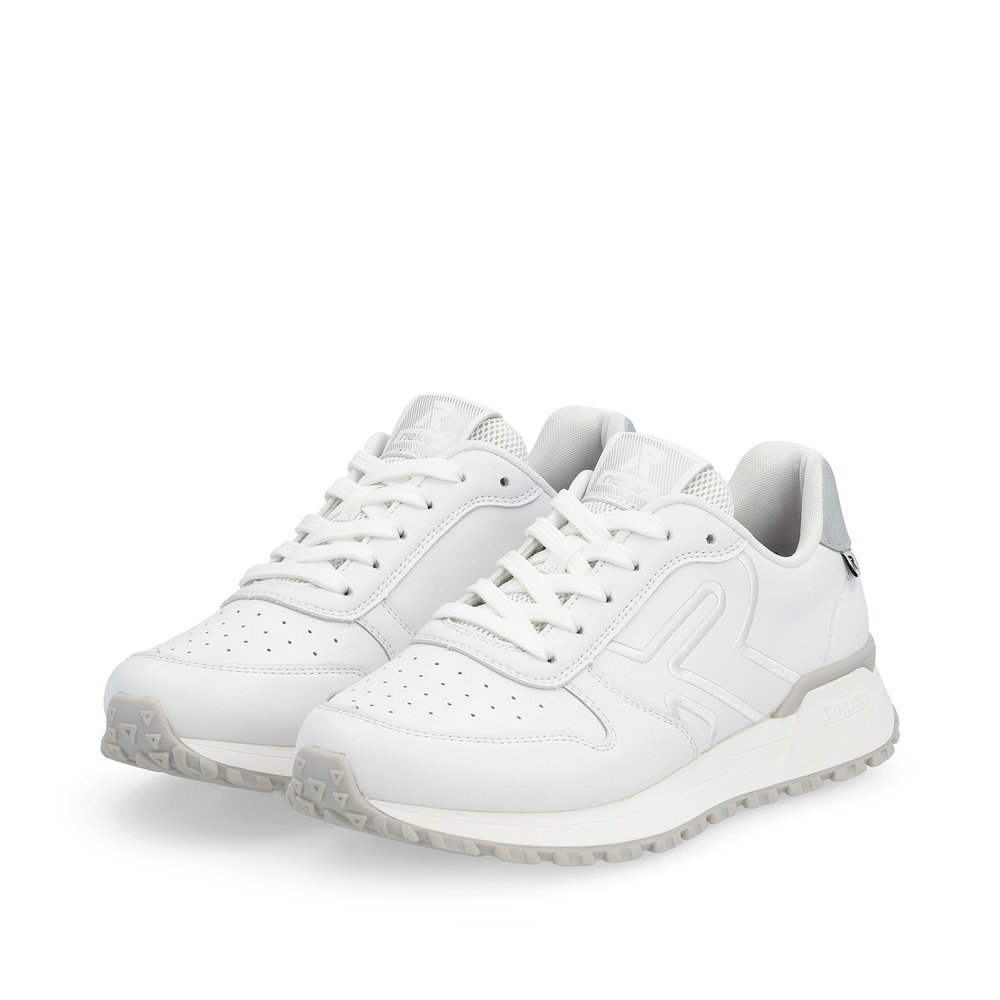 Weiße Rieker Damen Sneaker Low W0606-80 mit leichter und griffiger Sohle. Schuhpaar seitlich schräg.