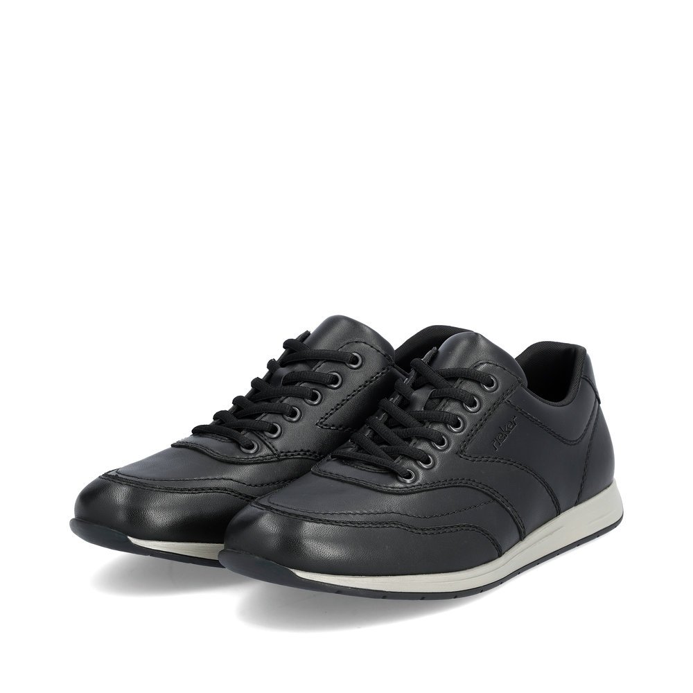 Schwarze Rieker Herren Sneaker Low 11907-00 mit einer Schnürung. Schuhpaar seitlich schräg.