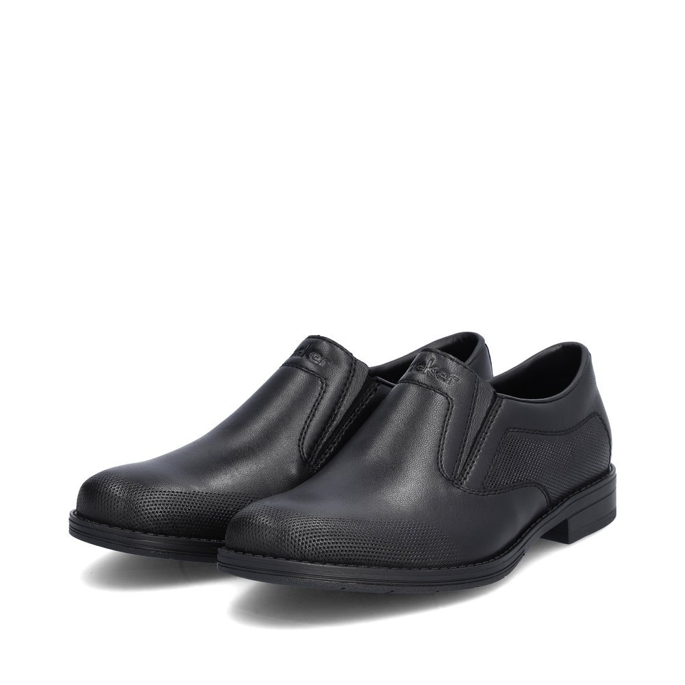 Rieker chaussons noirs pour hommes 10350-00 avec un insert élastique. Chaussures inclinée sur le côté.