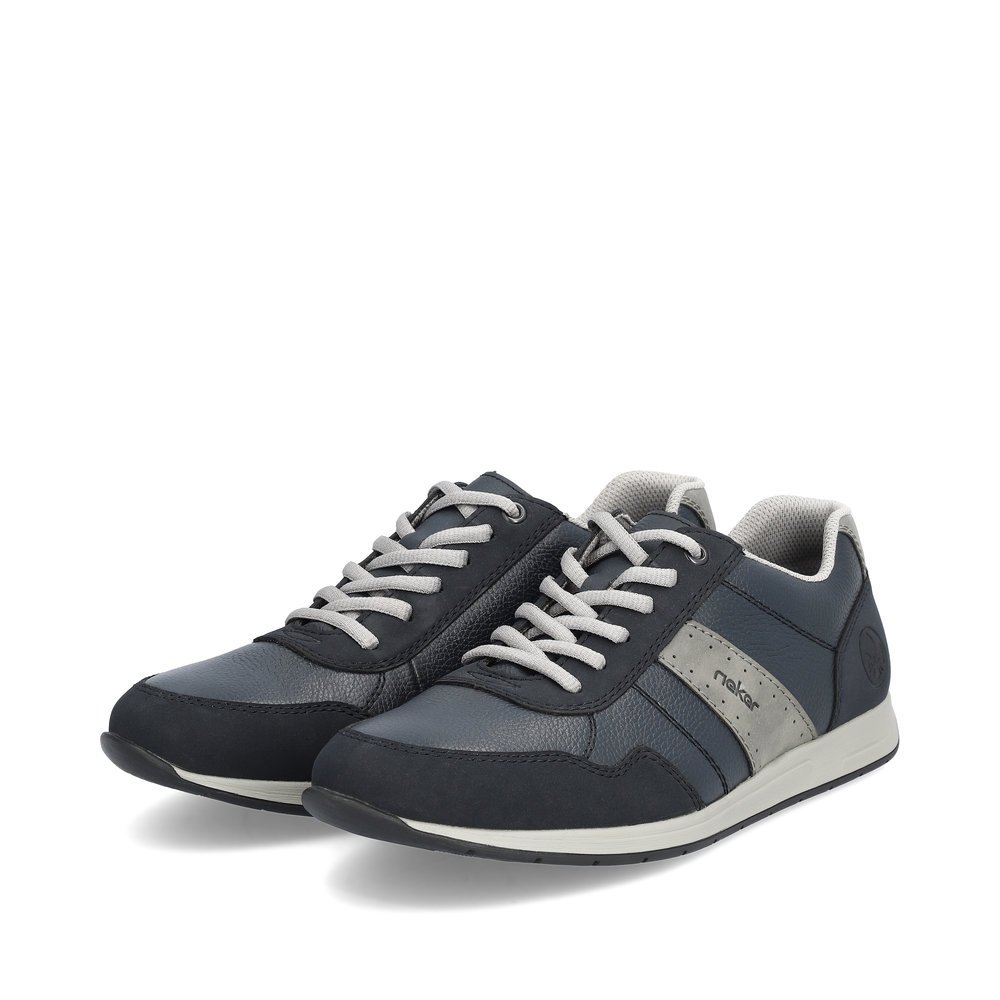 Blaue Rieker Herren Sneaker Low 11906-14 mit Schnürung sowie Komfortweite G 1/2. Schuhpaar seitlich schräg.