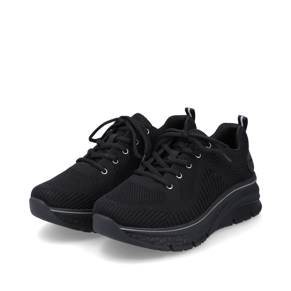 Schwarze Rieker Damen Sneaker Low 48022-00 mit ultra leichter Sohle. Schuhpaar seitlich schräg.