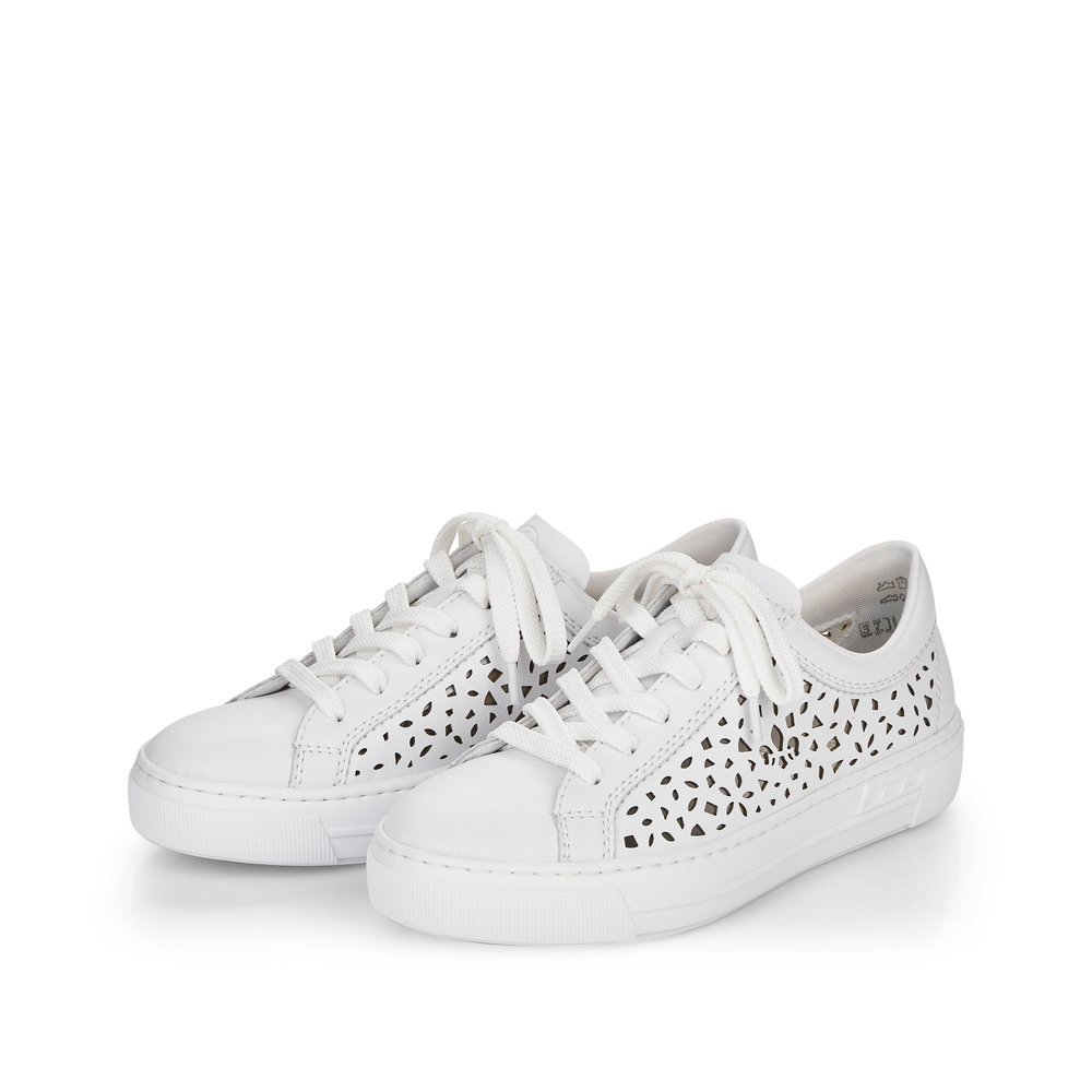 Weiße Rieker Damen Sneaker Low L8831-80 mit Schnürung sowie Ausstanzungen. Schuhpaar seitlich schräg.