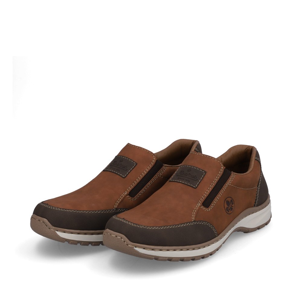 Wood brown Rieker men´s slippers 03354-24 with an elastic insert. Shoes laterally.
