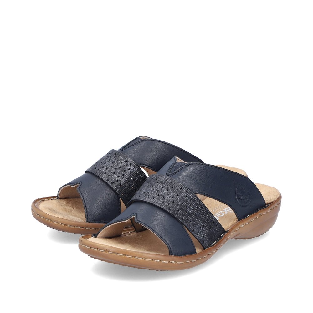 Navy blue Rieker women´s mules 60897-14 with slim fit E 1/2 as well as a light sole. Shoes laterally.