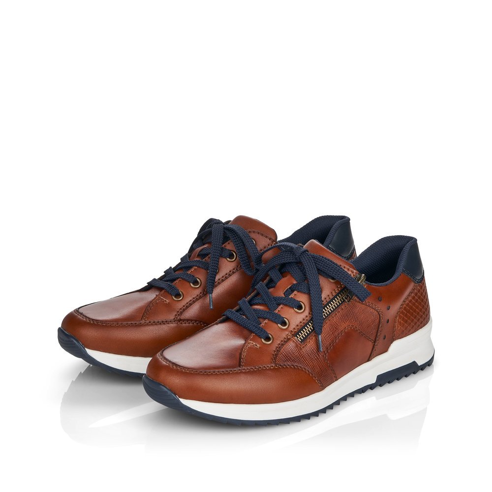 Mokkafarbene Rieker Herren Sneaker Low 16128-24 mit einem Reißverschluss. Schuhpaar seitlich schräg.