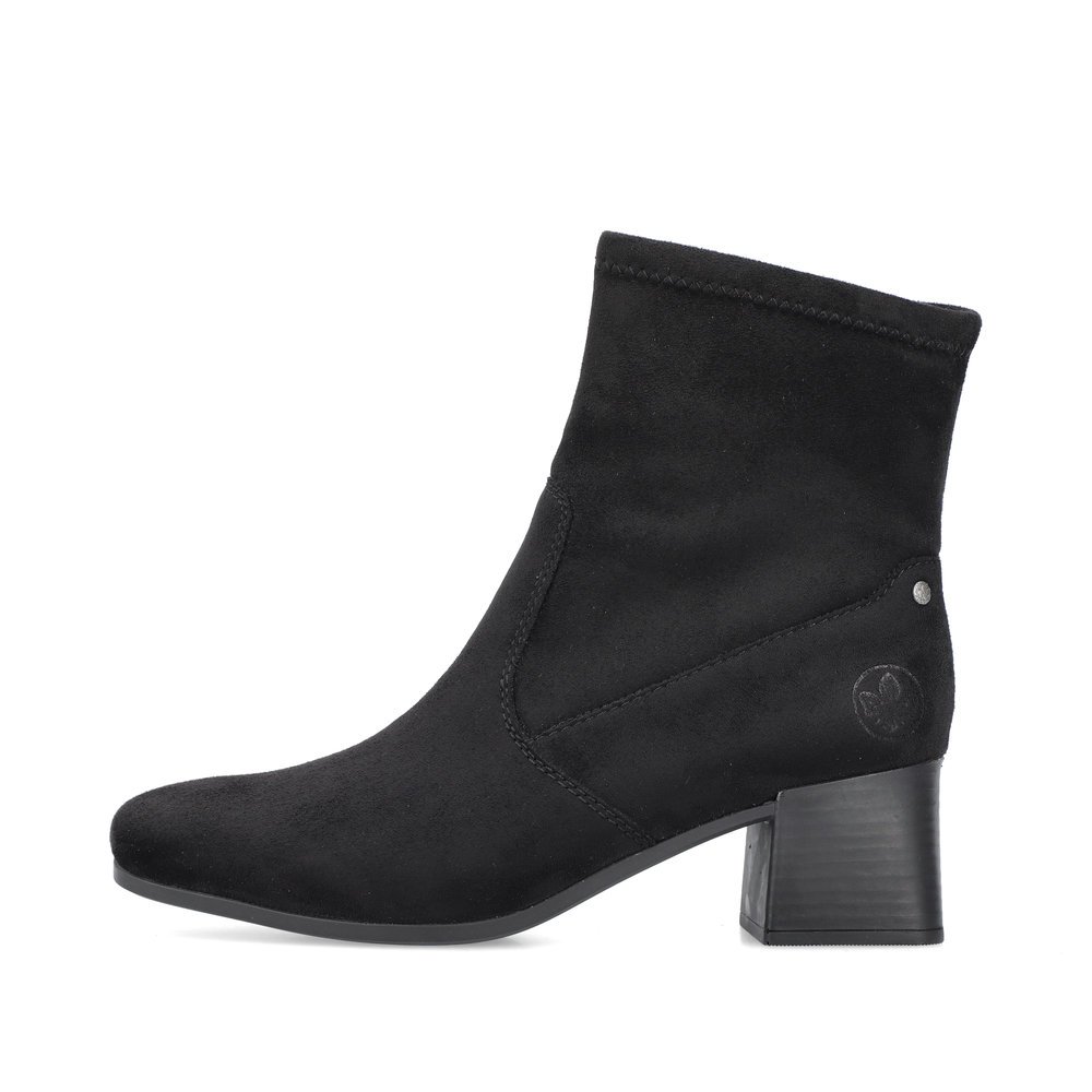 Jet black Rieker women´s ankle boots 70971-00 with a zipper as well as a block heel. The outside of the shoe