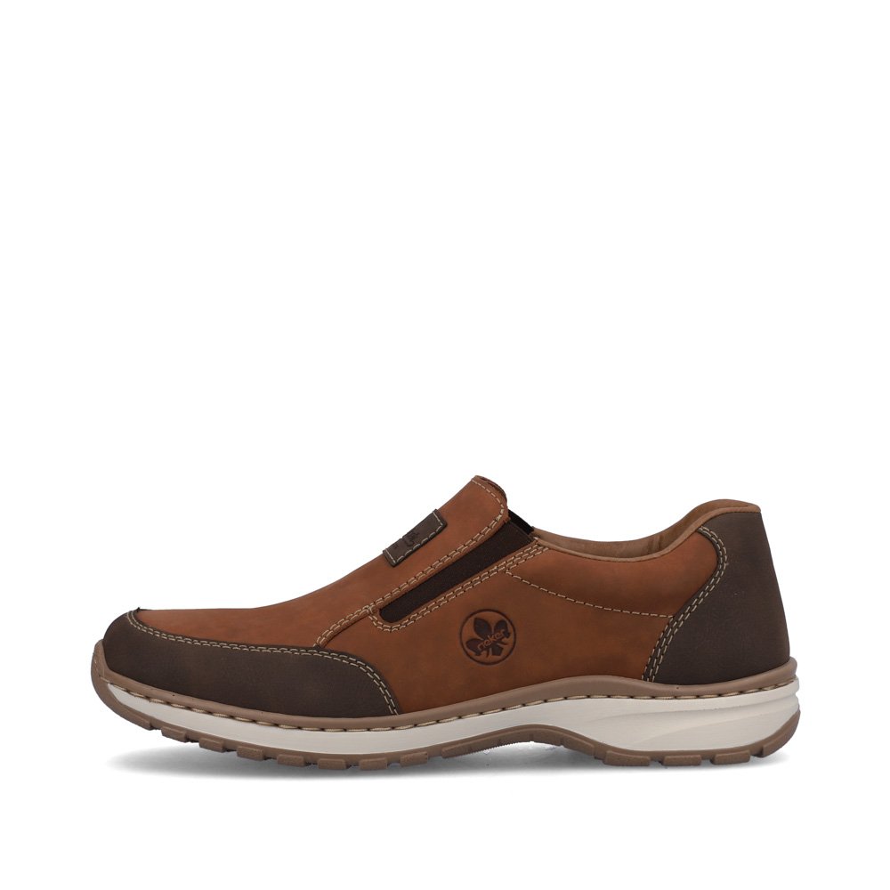 Braune Rieker Herren Slipper 03354-24 mit einem Elastikeinsatz sowie Ziernähten. Schuh Außenseite.