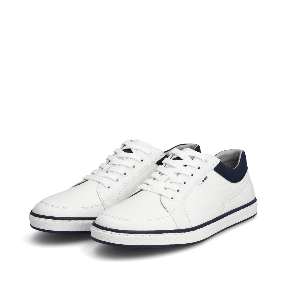 Weiße Rieker Herren Sneaker Low 19624-80 mit Schnürung sowie Komfortweite G. Schuhpaar seitlich schräg.