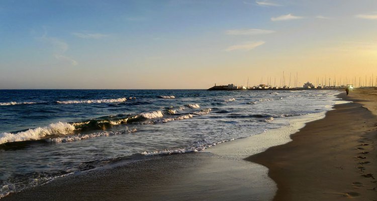 Auslandsaufenthalt mit Rieker | Strand und Meer mit einigen Wellen im Sonnenuntergang