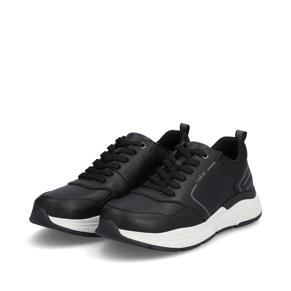 Schwarze Rieker Herren Sneaker Low B5002-00 mit Schnürung sowie der Extraweite H. Schuhpaar seitlich schräg.